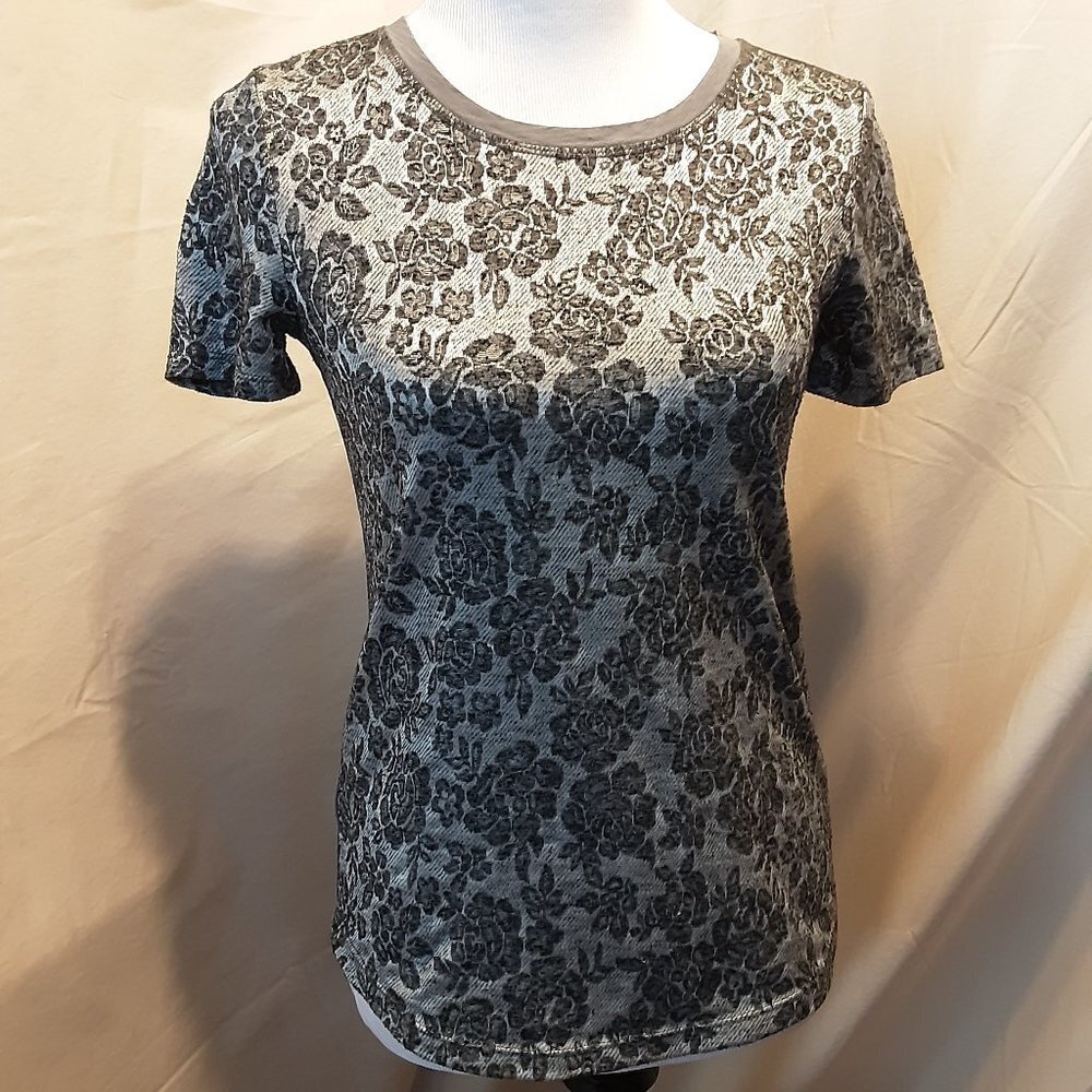 Loft Embossed Floral Grey T-Shirt SZ XS 💕